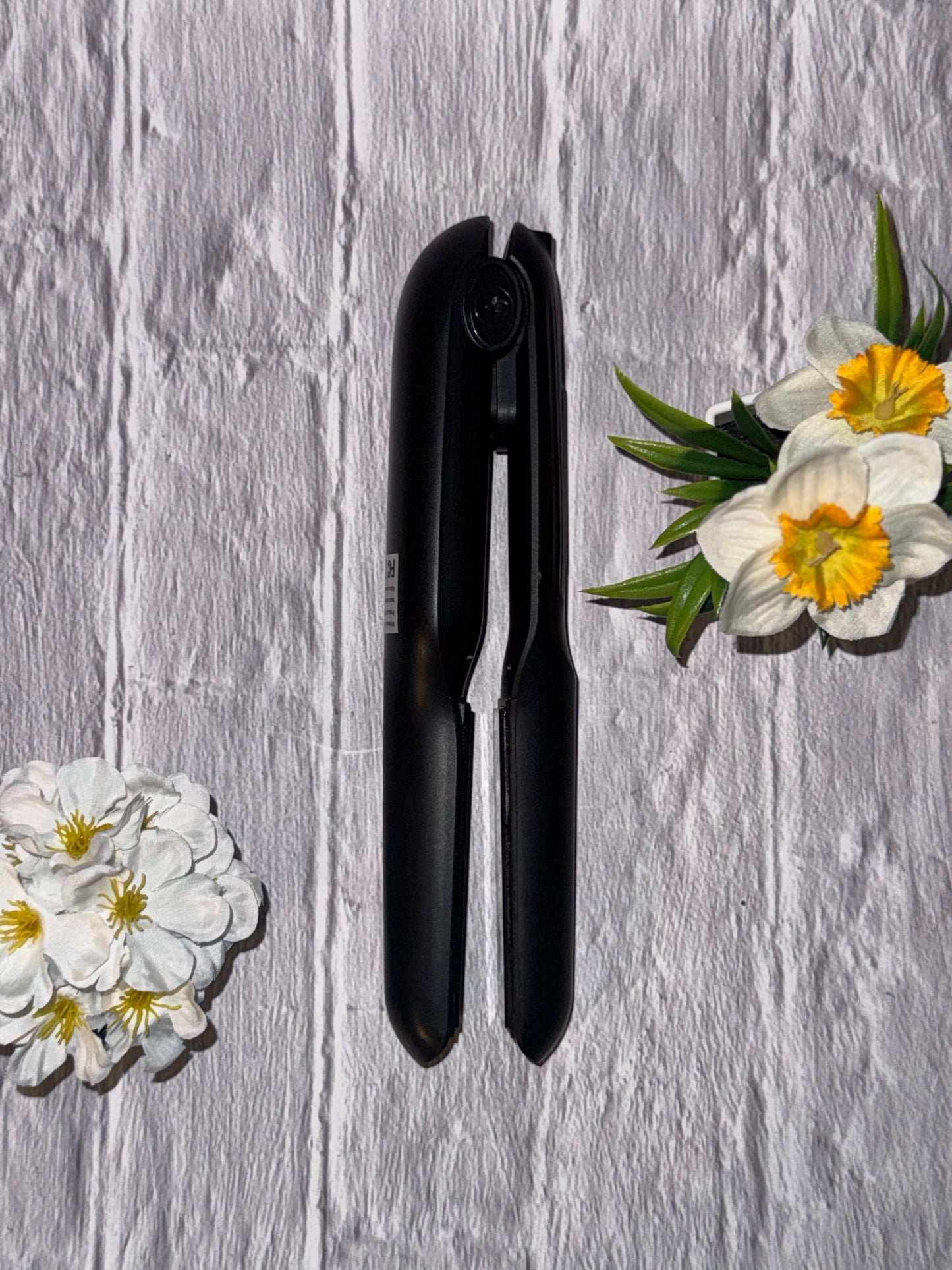 Wireless hair straightener